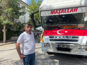 Ankara'da yük taşıyan vinç devrildi