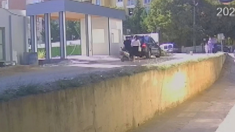 İstanbul- Kartal'da yolda yürüyen kadına çarpan motosikletli kaçtı; kaza kamerada