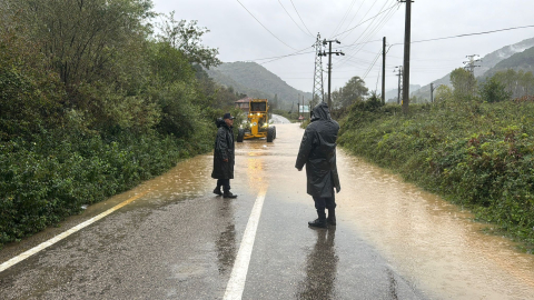 Bartın Irmağı’nın taşma riskine kum çuvallı bariyer önlemi (3)
