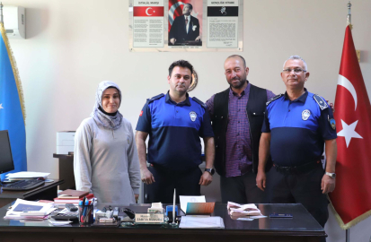 MANİSA Temizlik işçisi bulduğu para dolu çantayı zabıtaya teslim etti (VİDEO EKLENDİ)
