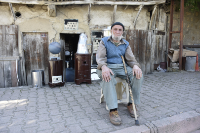 'Sobacı dede', 61 yıllık mesleğini, 100 yıllık dükkanda tek başına sürdürüyor