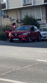 İstanbul- Arnavutköy'de elindeki satırla defalarca otomobile vurdu; o anlar kamerada