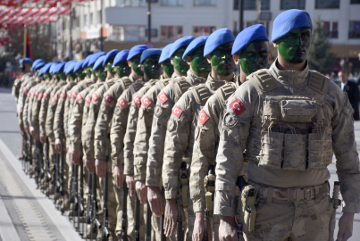 Sivas'ta Cumhuriyet Bayramı kutlamalarında komandoların gösterisi ilgi gördü