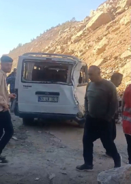 Hakkari'de yol çalışması sırasında minibüsün üzerine kaya parçaları düştü