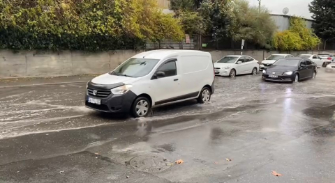 İstanbul - Küçükçekmece ve Maltepe'de sağanak yağış sonrası caddeler göle döndü / Ek bilgi ve görüntülerle
