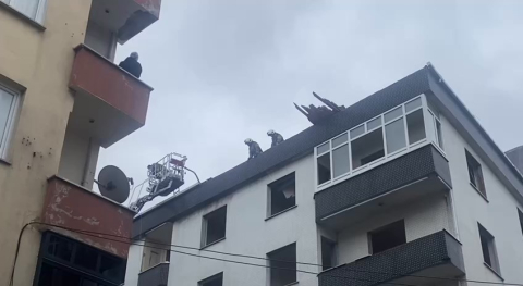 İstanbul- Gaziosmanpaşa'da kentsel dönüşüm için boşaltılan binanın çatısında yangın