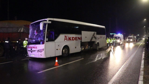 Denizli'de yolcu otobüsü TIR'a çarptı: 1 ölü, 20 yaralı -1