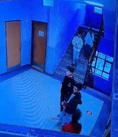 Nefes borusuna patlamış mısır kaçan öğrencisini 'Heimlich' manevrasıyla kurtardı; o anlar kamerada