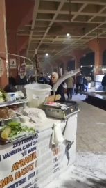 Tezgahına el konulan 'Yılancı Osman' zabıtaya zor anlar yaşattı; o anlar kamerada