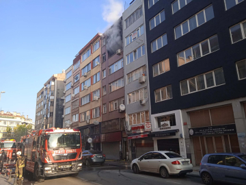 İstanbul- Kadıköy'de 7 katlı binada çıkan yangın söndürüldü