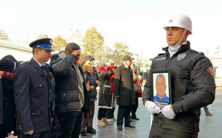Hayatını kaybeden polis babaya, oğlundan 'selamlı' uğurlama