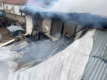 Çocuklarının odasının kapısını tekmeyle açıp, alevlerden kurtardı