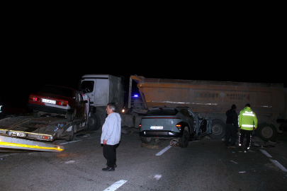MANİSA - Yola kontrolsüz çıkan kamyona, çekici ve otomobil çarptı: 1 ölü, 4 yaralı (VİDEO EKLENDİ)