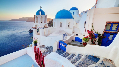 Santorini Adası'ndaki sismik hareketlilik nedeniyle eğitime ara verildi