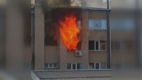 İstanbul - Kartal'da 5 katlı binada yangın: biri itfaiye eri 2 yaralı / Ek görüntü - Geniş haber