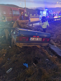 Bolu'da otomobil bariyerlere çarptı: 2 ölü, 1 yaralı
