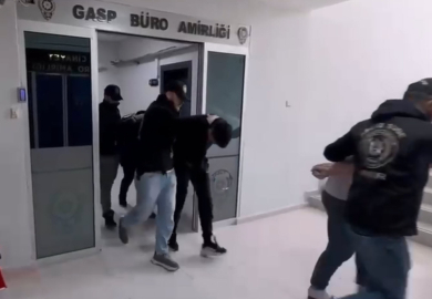 İzmir'de korsan taksiyi gasbeden 3 şüpheli tutuklandı