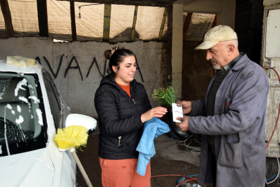 Oto yıkamacıya 'Kadınlar Günü' sürprizi