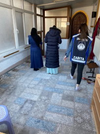 Dilenen kadınlar yakalanmamak için camiye girip, namaza durdu