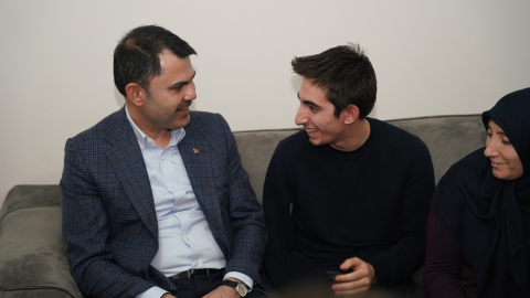 Bakan Kurum, Malatya'da depremde babası ve 3 kardeşini kaybeden Ömer'i ziyaret etti