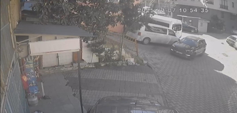 İstanbul - Kağıthane’de el freni çekilmeyen otomobil kayarak takla attı; o anlar kamerada