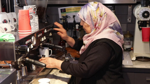 İstanbul - 70 yaşındaki 'Barista teyze' gençlerin ilgi odağı oldu