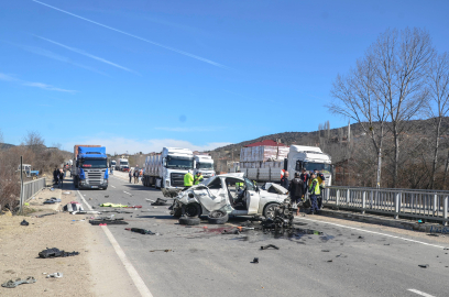 Köprü korkuluklarına çarpan otomobilin sürücüsü öldü