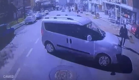 Kazada savrulan hafif ticari aracın yayaya çarptığı anlar kamerada