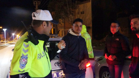 Trafik polisinden motosikletli gençlere 'Ananızı, babanızı düşünün' uyarısı