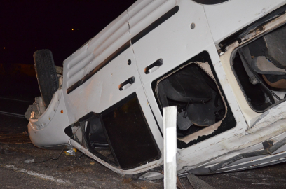 Elazığ'da hafif ticari araç takla attı: 5 yaralı