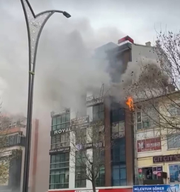 Baca temizliği yapılan döner dükkanında çıkan yangın, çatıyı kapladı