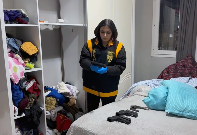 Evdeki valizden ve gardıroptan 21 ruhsatsız tabanca çıktı