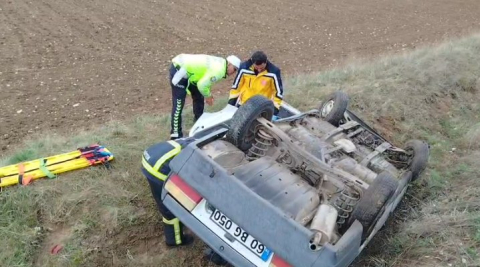 Şarampole devrilen araçtaki 2 yaralıya trafik polisi moral verdi