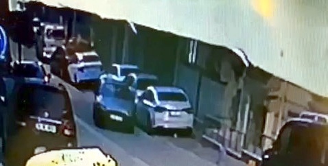 İstanbul- Esenyurt'ta park halindeki iki otomobile çarpıp kaçtı