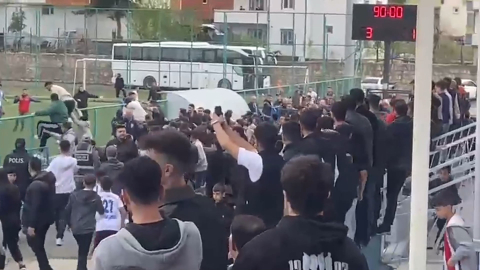 Siirt’te bölgesel amatör maç sonrası futbolcuların kavgasına taraftarlar da karıştı