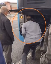 Otobüsün motor kısmındaki yangını üfleyerek söndürmeye çalıştı