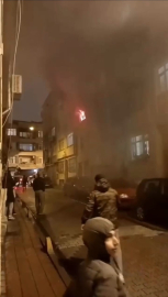 İstanbul - Fatih’te 3 katlı binada çıkan yangın söndürüldü