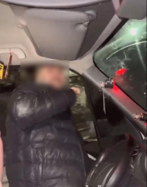 Seyir halindeki aracın sürücüsü kapıyı açıp dans ederken yola düştü