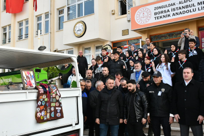 Öğrencileri, kazada ölen Vahide öğretmeni izci selamıyla uğurladı
