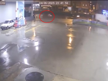Otomobil önce bariyere ardından kaldırıma çarptı; 1 yaralı