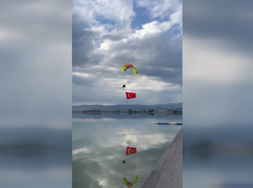 Paramotorla İznik Gölü üzerinde ay-yıldızlı şölen