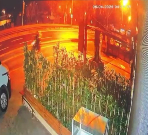 İstanbul- Bakırköy'de motosikletli saldırganların iş yerini kurşunladıktan sonra polisten kaçtığı anlar kamerada