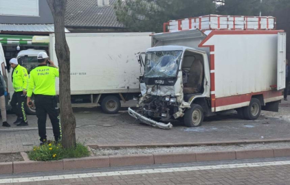 Park halindeki araca çarpan kamyonetin sürücüsü öldü