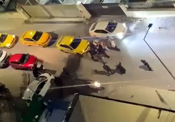 İstanbul - Avcılar’da yurt önünde taksici öğrenci kavgası kamerada
