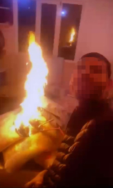Annesi ile yaşadığı evi ateşe verip, canlı yayın açtı