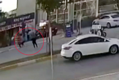 Köpekten kaçarken motosikletin çarptığı çocuk yaralandı; kaza kamerada