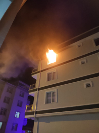 Kırşehir'de 4 katlı binada çıkan yangında 3 kişi dumandan etkilendi