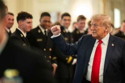 Trump, gönüllü olarak ABD'den ayrılacak düzensiz göçmenlere para ve uçak bileti vermek istediklerini belirtti