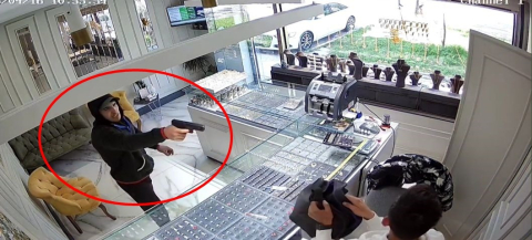 Kuyumcu, silahlı soygun girişimini ‘şaka’ sandı; şüpheli ateş edip kaçtı