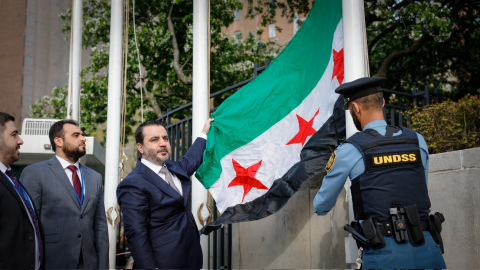 ABD'deki BM merkezinde, yeni Suriye bayrağı göndere çekildi